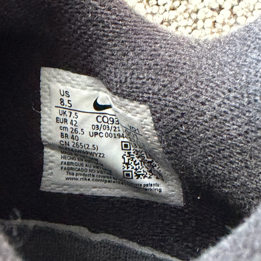 Nike Kyrie Basketball Shoes - Picture 2 of 5